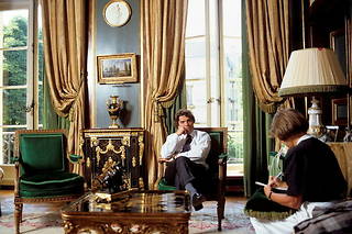  Comme un prince en sa demeure : Bernard Tapie dans son hôtel particulier parisien, en 1990, assis dans l’un des quatre grands « fauteuils à la reine » de style Louis XVI (lot 158).  ©Michel MARIZY via Bestimage