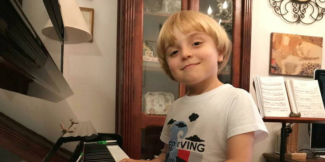 Un enfant de 5 ans joue du piano