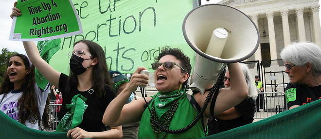 Manifestants pro-avortement a Washington, le 24 juin, devant la Cour supreme. 