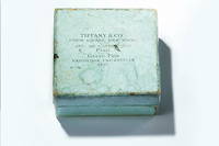 À la Saatchi Gallery, l’exposition « Vision & Virtuosity » présente 400 objets retraçant l’épopée créative du joaillier américain Tiffany & Co depuis sa fondation en 1837. 
