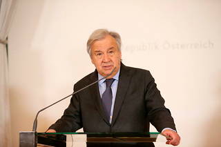 Le secrétaire général des Nations unies Antonio Guterres a appelé lundi le monde à se mobiliser pour préserver la santé menacée des océans.
