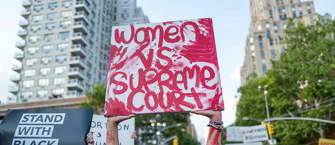 Lors d'une manifestation a New York apres la decision de la Cour supreme des Etats-Unis de revoquer le droit federal a l'avortement, le 24 juin.  
