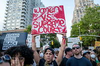 Lors d'une manifestation à New York après la décision de la Cour suprême des États-Unis de révoquer le droit fédéral à l'avortement, le 24 juin.  
