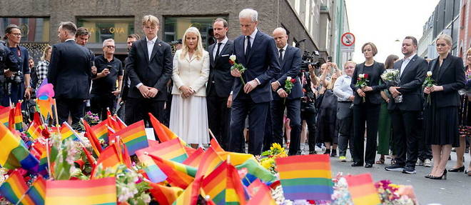 Le Premier ministre norvegien Jonas Gahr Store et la princesse Mette-Marit de Norvege deposent des fleurs devant le bar gay d'Oslo ou s'est deroulee la tuerie le 24 juin 2022. 