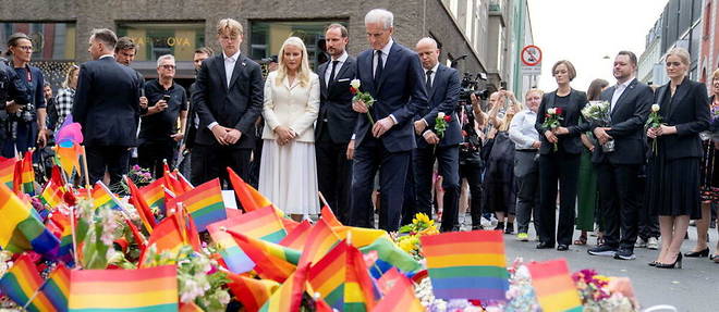 Le Premier ministre norvégien Jonas Gahr Store et la princesse Mette-Marit de Norvège déposent des fleurs devant le bar gay d'Oslo où s'est déroulée la tuerie le 24 juin 2022.

