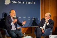 A la Cite de la reussite, conversation entre deux anciens Premiers ministres, Edouard Philippe (a g.) et Bernard Cazeneuve (a dr.).
