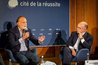 À la Cité de la réussite, conversation entre deux anciens Premiers ministres, Édouard Philippe (à g.) et Bernard Cazeneuve (à dr.).
