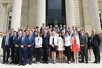 L'ensemble du groupe parlementaire Les Republicains pose a l'Assemblee nationale, le 22 juin, 2022.
