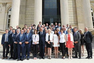L'ensemble du groupe parlementaire Les Républicains pose à l'Assemblée nationale, le 22 juin, 2022. 
