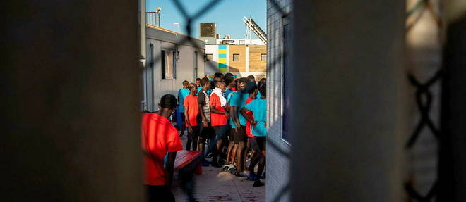 Migrants dans un centre d'accueil a Melilla, le 25 juin 2022.  

