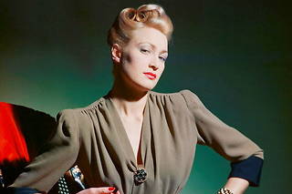 
« Petersham sur laine » (Vogue Studio, Londres, octobre 1944),  de Lee Miller. 