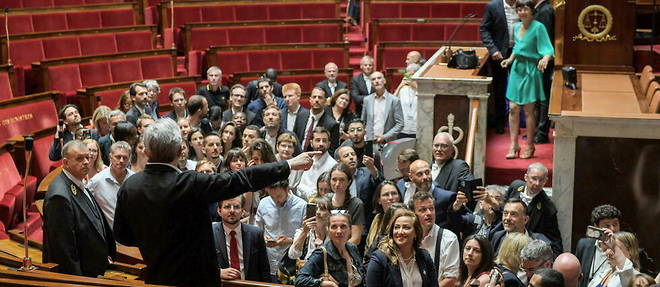 Jean Luc Melenchon with the new deputies of the LFI group, June 21, 2022, at the National Assembly.