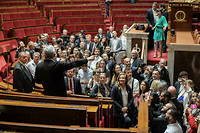 Jean Luc Mélenchon avec les nouveaux députés du groupe LFI, le 21 juin 2022, à l'Assemblée nationale.
