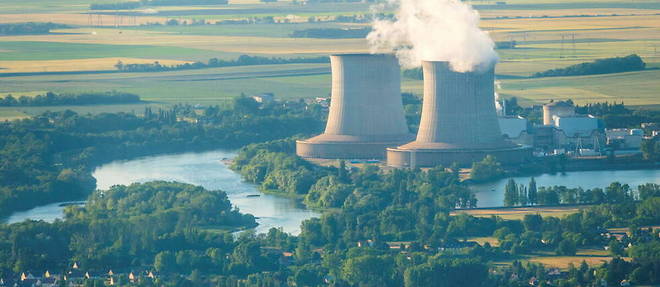 Aujourd'hui, 29 des 56 reacteurs nucleaires francais (ici, le site de Saint-Laurent-des-Eaux, dans le Loir-et-Cher) sont a l'arret pour revision et maintenance. Cinq nouvelles centrales nucleaires devraient voir le jour, au mieux, en  2035.
