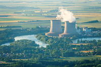 Aujourd'hui, 29 des 56 réacteurs nucléaires français (ici, le site de Saint-Laurent-des-Eaux, dans le Loir-et-Cher) sont à l’arrêt pour révision et maintenance. Cinq nouvelles centrales nucléaires devraient voir le jour, au mieux, en  2035.
