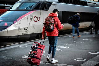 Le PDG de la SNCF Jean-Pierre Farandou a appelé mercredi les voyageurs à porter de nouveau le masque dans les gares et les trains. (image d'illustration)
