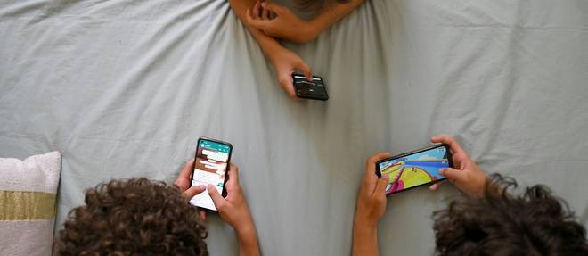 "Leve les yeux" de ton smartphone: un rude defi lance a des collegiens marseillais