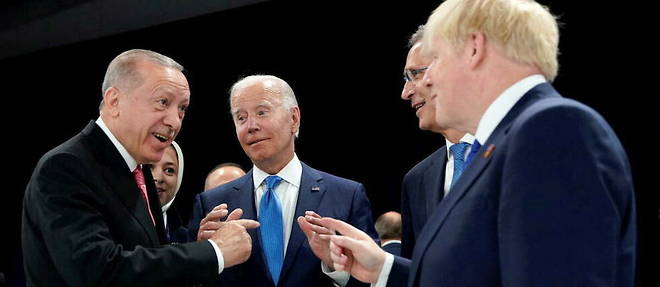 Le president turc Recep Tayyip Erdogan, le president americain Joe Biden et le Premier ministre britannique Boris Johnson discutent, le 29 juin 2022, en marge du sommet de l'Otan a Madrid. 
