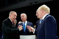 Le président turc Recep Tayyip Erdogan, le président américain Joe Biden et le Premier ministre britannique Boris Johnson discutent, le 29 juin 2022, en marge du sommet de l'Otan à Madrid. 
