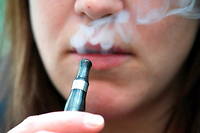 La Commission européenne veut limiter le tabagisme, y compris celui des e-cigarettes. (Photo d'illustration)
