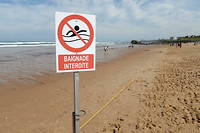 Désormais, les zones où la baignade est temporairement interdite seront signalées par un panneau interdiction surmonté d'un drapeau rouge (photo d'illustration).
