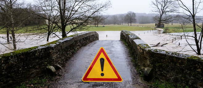 Route inondee a Cassagne en Haute-Garonne, en janvier 2021. Avec le rechauffement climatique, les inondations deviennent plus frequentes et plus intenses. 
