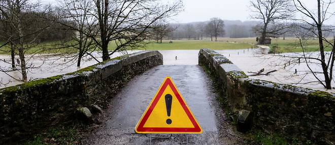Route inondee a Cassagne en Haute-Garonne, en janvier 2021. Avec le rechauffement climatique, les inondations deviennent plus frequentes et plus intenses.
