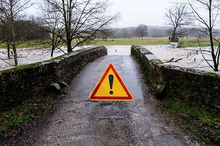Route inondée à Cassagne en Haute-Garonne, en janvier 2021. Avec le réchauffement climatique, les inondations deviennent plus fréquentes et plus intenses. 
