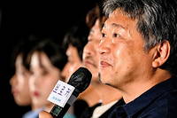 << Si on n'agit pas maintenant, il n'y a pas d'avenir >>, lance mi-juin Kore-eda, tout juste rentre du Festival de Cannes, lors d'une conference de presse a Tokyo avec six autres realisateurs.
