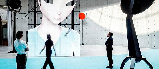  Au centre de la rotonde de la Bourse de Commerce surgit sur un écran géant le visage d’Annlee, « héroïne » de la vidéo de Philippe Parreno, « Anywhere Out of the World » (2000). 