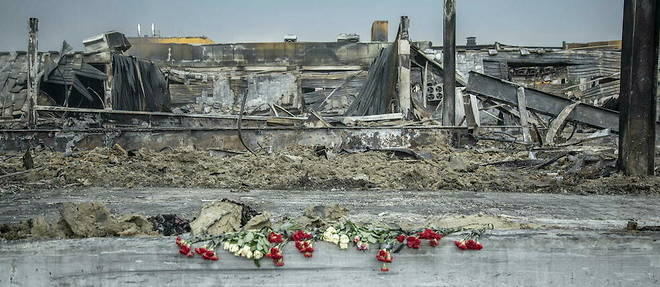 Les ruines du centre commercial de Krementchouk, en Ukraine, le 28 juin 2022, au lendemain de frappes qui ont fait  une vingtaine de morts et des dizaines de blesses et de disparus.
