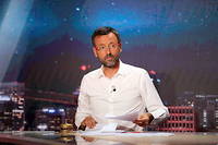  << L'Equipe du soir >>  avec Olivier Menard est l'un des programmes phares de la chaine.
