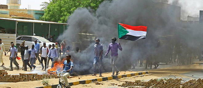 Des manifestants anti-coup d'Etat soudanais dans les rues de Khartoum. Le 30 juin 2022.
