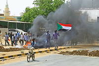 Des manifestants anti-coup d'État soudanais dans les rues de Khartoum. Le 30 juin 2022.
