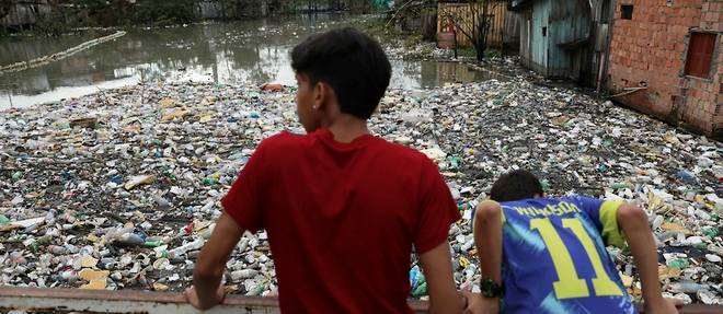 Amazonie: des tonnes de dechets polluent les eaux de Manaus