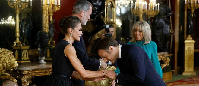Emmanuel Macron baise la main de la reine Letizia.
