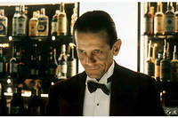 Joe Turkel dans la peau du barman Lloyd, pour les besoins du film « Shining » (1980) de Stanley Kubrick.
