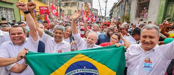Bresil: bains de foule pour Lula et Bolsonaro a 3 mois de la presidentielle