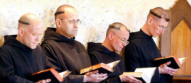 Des moines durant l'une de leurs sessions de prieres quotidiennes au monastere de Sainte-Marie-de-la-Garde, a Saint-Pierre-de-Clairac.
