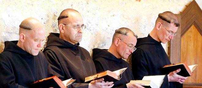 Des moines durant l'une de leurs sessions de prières quotidiennes au monastère de Sainte-Marie-de-la-Garde, à Saint-Pierre-de-Clairac.
