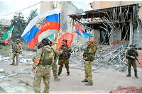 Forces tchetchenes et separatistes devant le principal batiment administratif de Lyssytchansk, dans la region de Louhansk.
