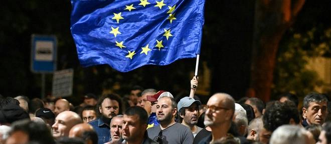 Georgie: des dizaines de milliers de pro-europeens manifestent a Tbilissi