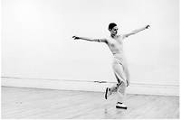 « Lucinda Childs danse son solo “Katema” dans son loft de Broadway » (1978), de Babette Mangolte.

