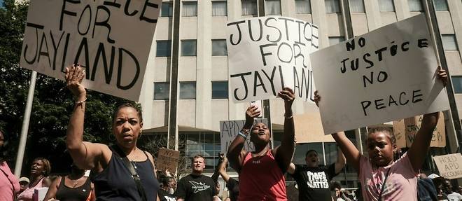 USA: manifestations apres la video d'un homme noir crible de balles par la police