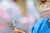 Un agent de santé prépare une dose du vaccin Pfizer-BioNTech contre le Covid-19 à administrer aux enfants de 5 à 11 ans, à Mexico, le 27 juin 2022.
 
