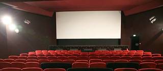 Des sièges vides dans les salles de cinéma.
