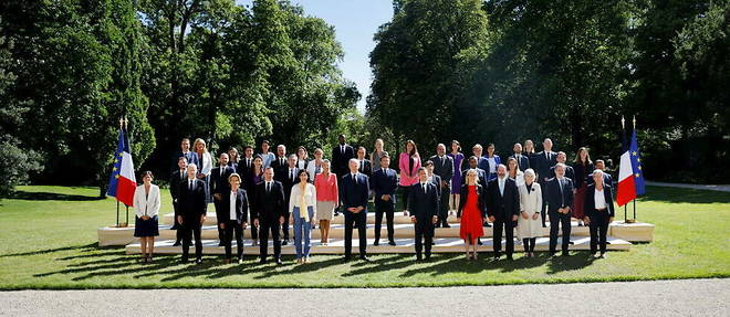 The Borne 2 government for its class photo in the gardens of the Elysee.
