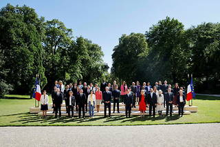Le gouvernement Borne 2 pour sa photo de classe dans les jardins de l'Élysée.
