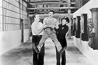 Charlie Chaplin dans << Les Temps modernes >> (1936), son chef-d'oeuvre, que nous recommandons aux enfants de 7 ans.
