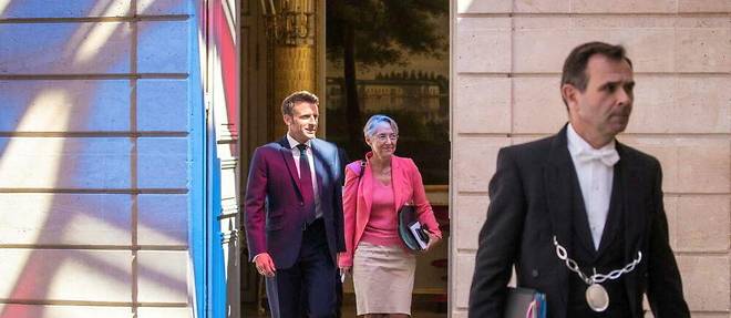 Emmanuel Macron et Elisabeth Borne avant le premier conseil des ministres du nouveau gouvernement, le 4 juillet 2022 a l'Elysee.
